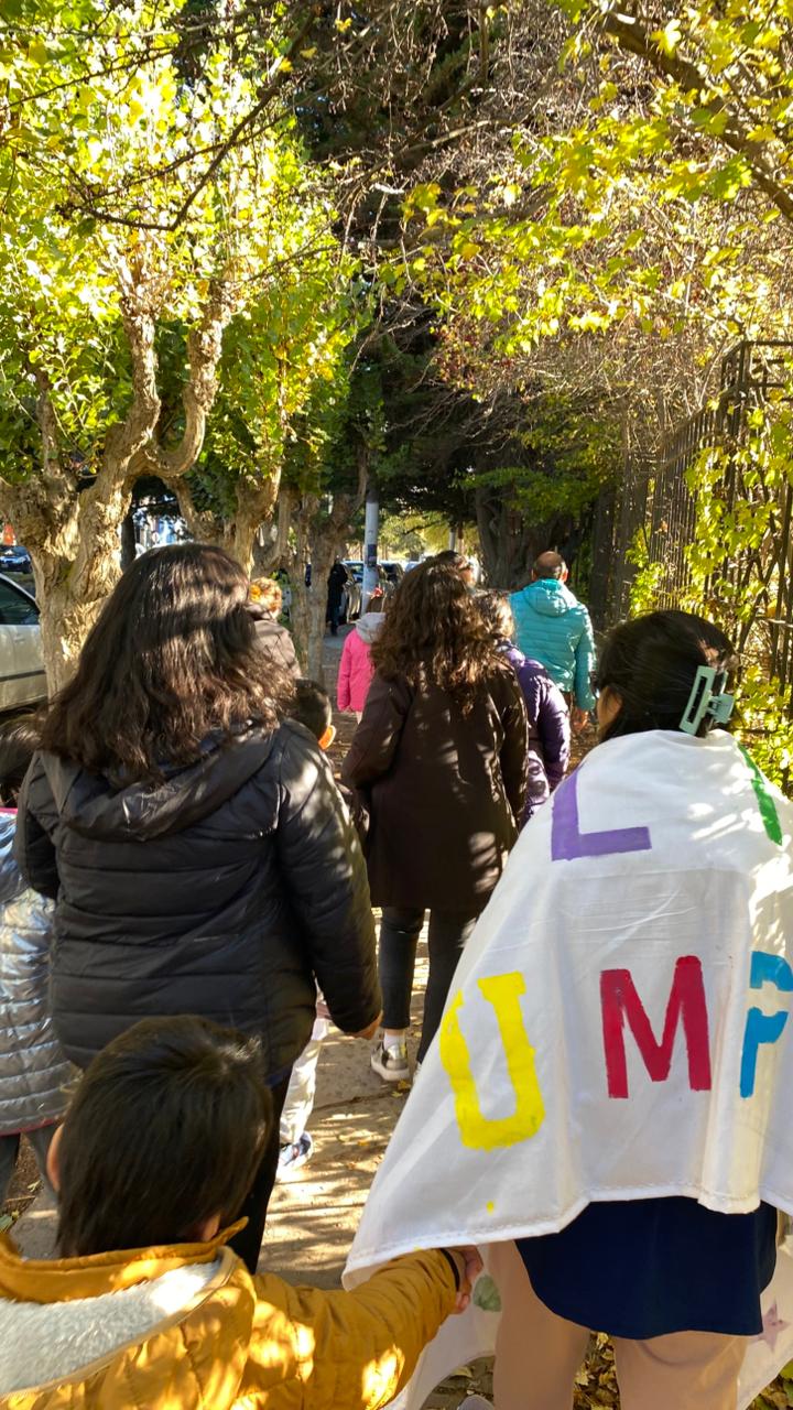 Comunidad educativa participando
