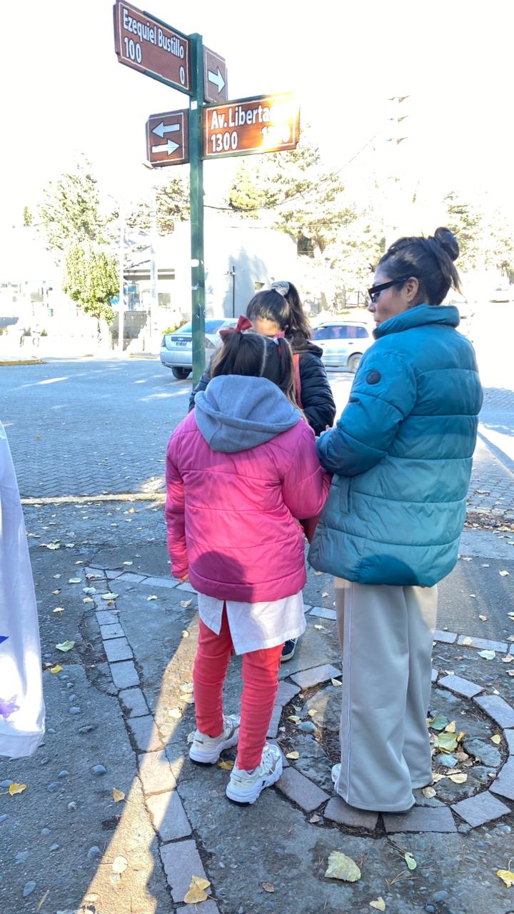 Comunidad frente a la escuela