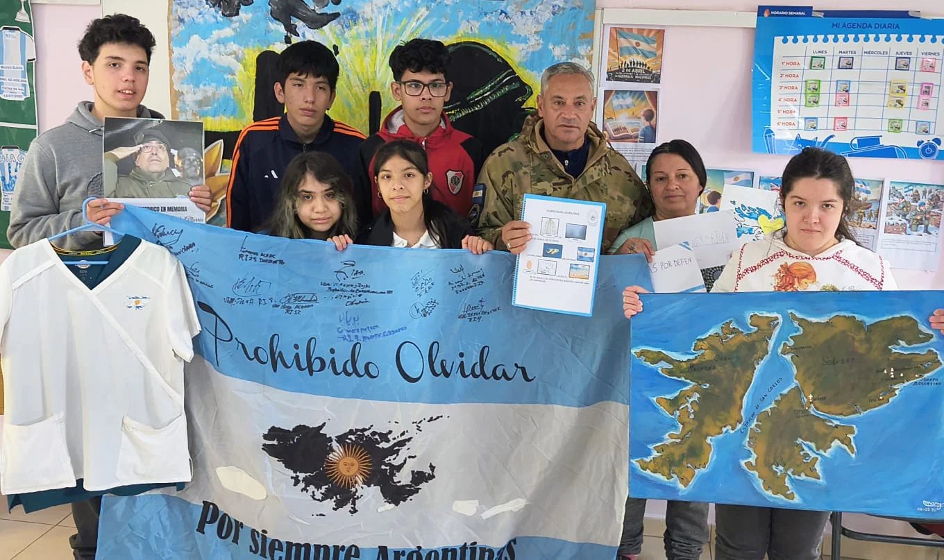 Estudiantes de la Escuela Especial N°5 con bandera de Malvinas y trabajos realizados durante la jornada