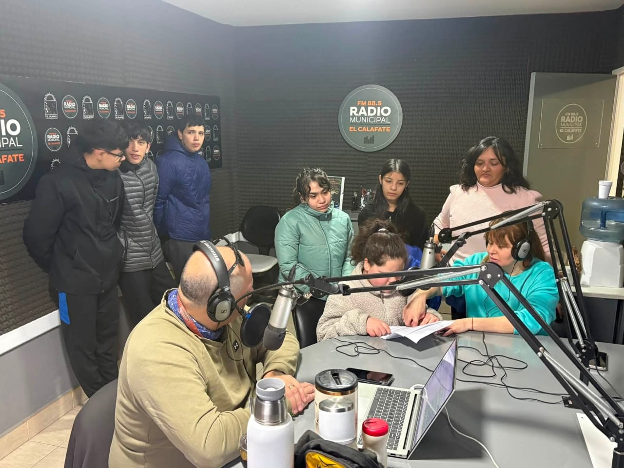 Estudiantes y docentes participando de una transmisión en el estudio de Radio Municipal