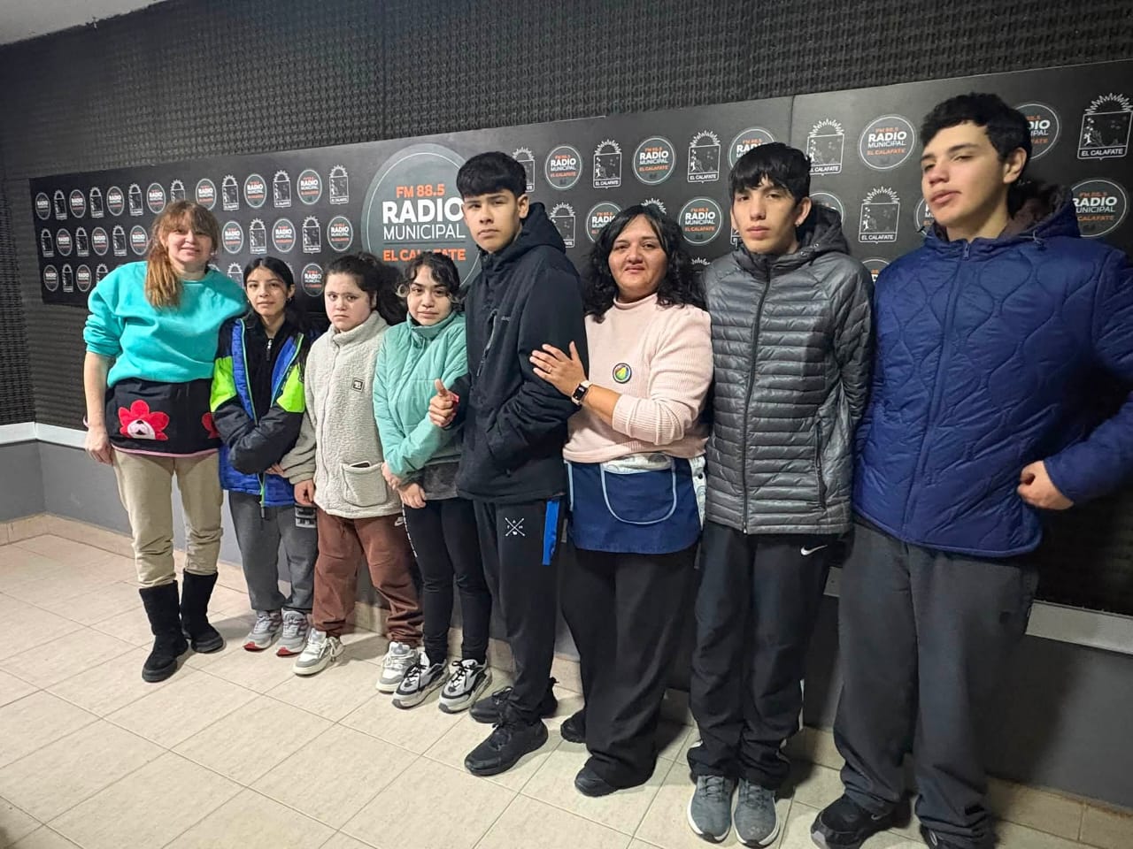 Estudiantes y docentes de la Escuela Especial N°5 en el estudio de Radio Municipal